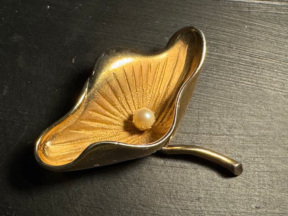 Vintage Marvella Gold Tone Brooch w/ Center Pearl Ginkao Leaf